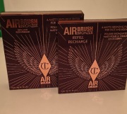 Puder brązujący razem z wkładem wymiennym. 