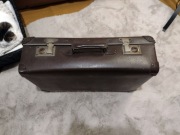 Stara walizka podróżna z PRL