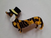 ciekawa broszka jamnik stylizowana na retro bakelit