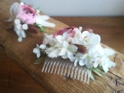Grzebień do włosów z dekoracją ze sztucznych kwiatów wraz z butonierką