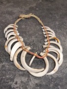 Ogromny etniczny naszyjnik z połowy XXw z kłów dzika 