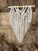 Kremowa makrama na gałęzi