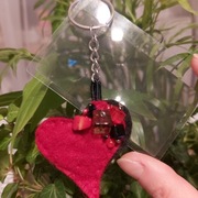 2 lupy wielkości karty kredytowej i brelok serce czerwone