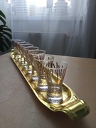 ZŁOTE KIELISZKI+OZDOBNA TACA PRL/VINTAGE DO WÓDKI KOMPLET 8 SZT karnawał