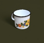 Emaliowany garnuszek/duży kubek z uchem PRL,ludowy wzór kwiatów,1.4L