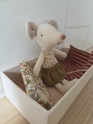 Myszka Maileg z łóżeczkiem