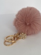 Puszysty brelok – różowy pompon ze śnieżynką
