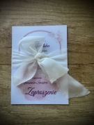 Zaproszenie Pierwsza Komunia Święta personalizowane ze wstążką i RSVP róż