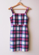 Letnia sukienka na ramiączkach w kratkę kolorowa przyległa