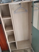Szafa ubraniowa z półkami i drążkiem – zadbana, pojemna, tanio