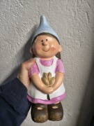 Figurka ceramiczna dziewczynka skrzat krasnal różowy strój