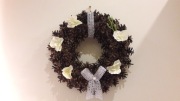 Wianek na drzwi Stroik 37/37cm z szyszek storczyk