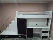 Łóżko piętrowe z biurkiem, szafą i dodatkowym łóżkiem – duży zestaw mł