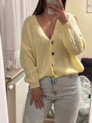 Sweterek z ozdobnymi złotymi guzikami, cytrynowy 