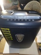 Amazon Basics Niszczarka 8 kartek P-4 ścinki 15,5L LED