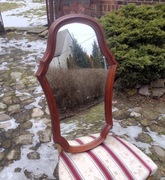 Stylowe lustro w drewnianej ramie.