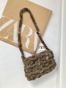 Aksamitna pleciona torebka Zara welurowa na ramię 