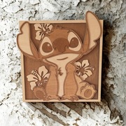 Stitch 3D z drewna 24 cm – warstwowy obraz handmade