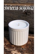 Świeca sojowa w eleganckim, matowym kubku ceramicznym z bawełnianym knotem