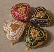 Piękna bogatozdobiona szkatułka metalowa włoska złocona w emalii. Paris