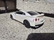 Nissan GT-R Bburago 1:24 2017 biały metallic JDM model metal die cast