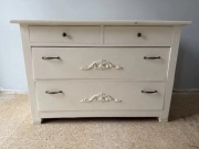Stara drewniana komoda do lekkiej renowacji