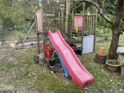 Plac zabaw drewniany ze zjeżdżalnią, piaskownicą i uchwytami na huśtawkę