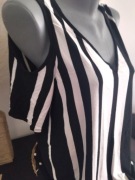 Bluzka czarno-biala w paski z odkrytymi ramionami L-XL