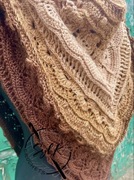 Chusta ombre w kolorach beż - miedź, zrobiona na szydełku 