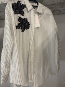 Koszula damska biała w paski z koronkowym czarnym wzorem