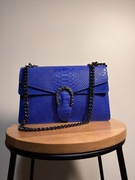 Duża torebka kopertówka ze wzorem skóry węża