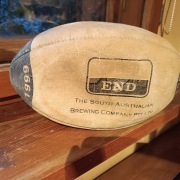 Stare piłki do rugby 