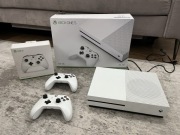 Xbox One S + 2 pady