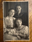 Zdjęcie dziewczyny trzymającej się za ręce, sierżanta w czapce. (2017) 