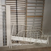 Łużko dla nastolatki.Bylo używane lecz w dobrym stanie.