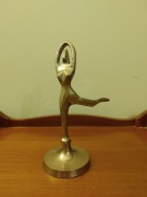 Figurka kobiety w metalu