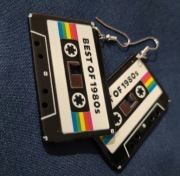 czarne kolczyki w kształcie kaset magnetofonowych