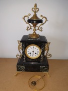 Zegar kominkowy postaciowy czerwony marmur