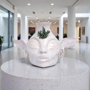 Unikatowa ceramiczna waza z twarzą i kryształami – rękodzieło artystyczne