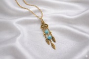 Złoty naszyjnik z zawieszką w stylu boho – piórka i turkusowe koraliki