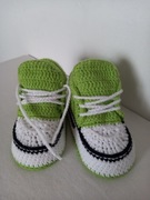 Ręcznie robione buciki niemowlęce 12 cm – zielone sneakersy – handmade