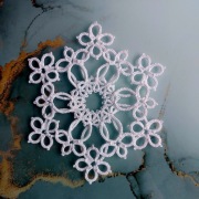 Dekor na choinkę śnieżynka frywolitka biala 11 cm