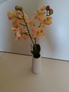 Sztuczny kwiat  w wazonie 