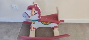 Koń na biegunach drewniany z barierkami Lucky 12 - Pink Milly Mally