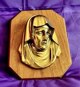 Mosiężna Piękna płaskorzeźba Matka Boska Super stan na Drewnianej podstawie