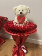 Bukiet walentynkowy z misiem i rozami mydlanymi z raffaello