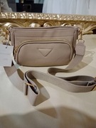 Modna damska torebka w kolorze beżowym. Marka – Victoria&Co.