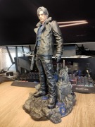 Figurka Leon z Resident Evil Requiem 