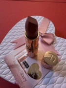 Oryginalna pomadka Charlotte Tilbury – w kolorze Pillow Talk.