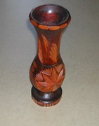 Wazon drewniany ręcznie zdobiony.
